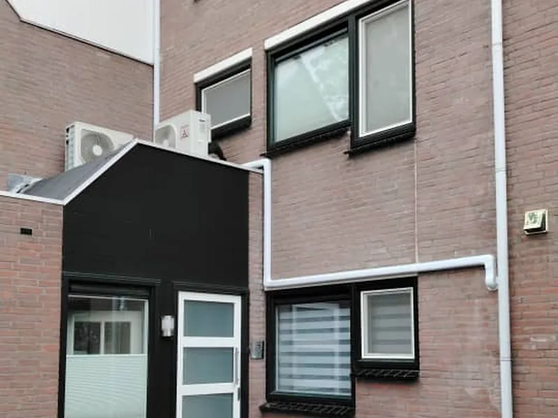Achtergevel met twee airco-buitenunits aan de muur