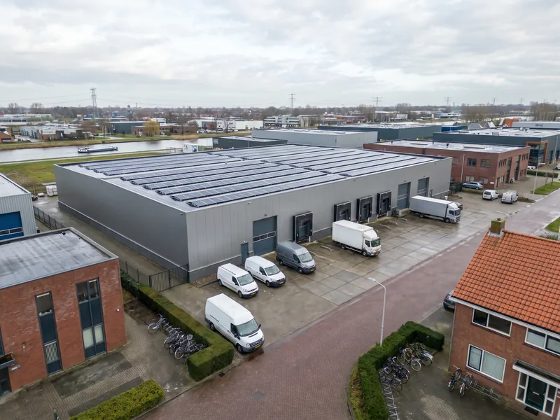 Bedrijfshal op een bedrijventerrein met een dak vol zonnepanelen