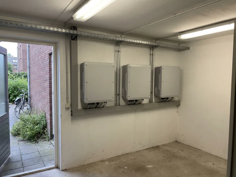 Drie omvormers naast elkaar in een technische ruimte