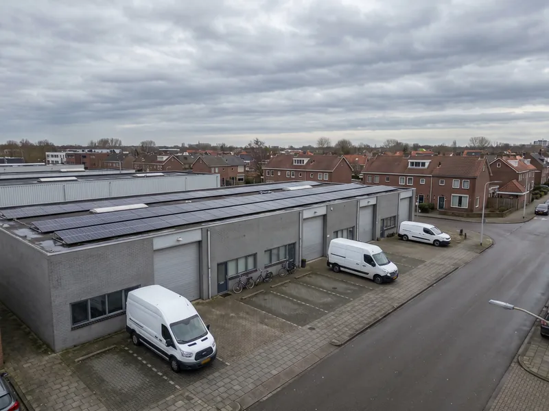 Bedrijfsunits met zonnepanelen op de platte daken