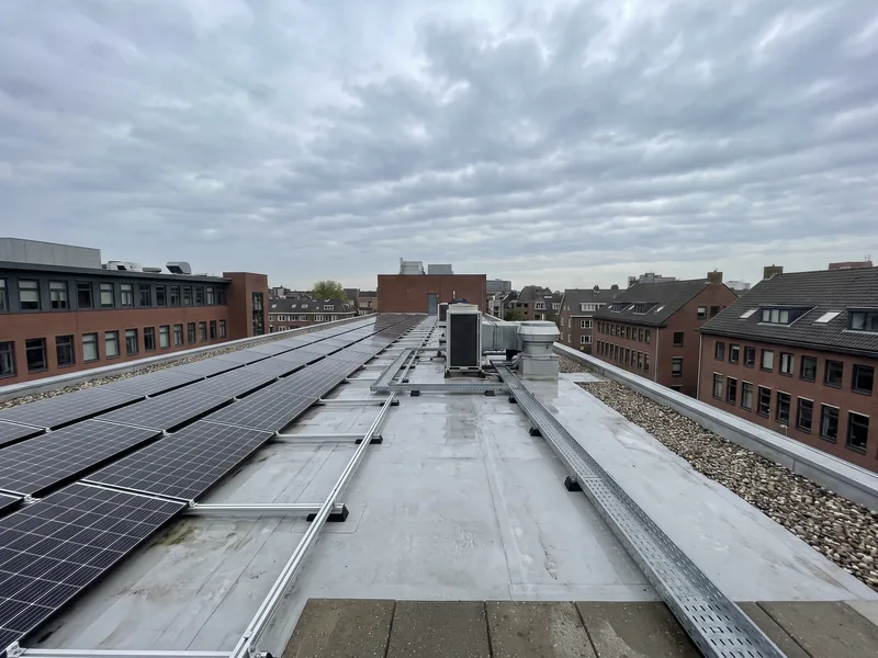 Zonnepanelen op het dak van een kantoorgebouw