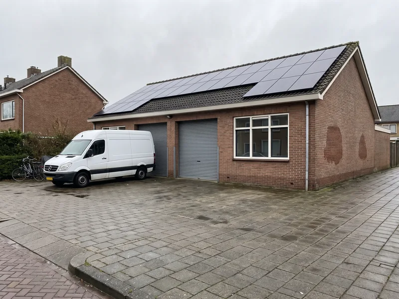 Werkplaats met rolluiken en zonnepanelen op het dak