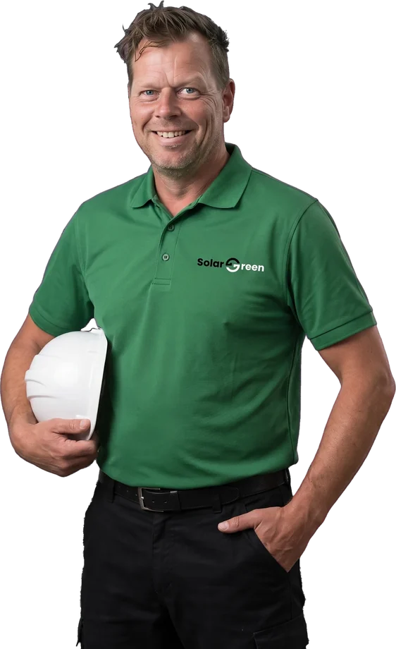 Lachende monteur van Solar Green in de groene bedrijfspolo, met een witte veiligheidshelm onder de arm
