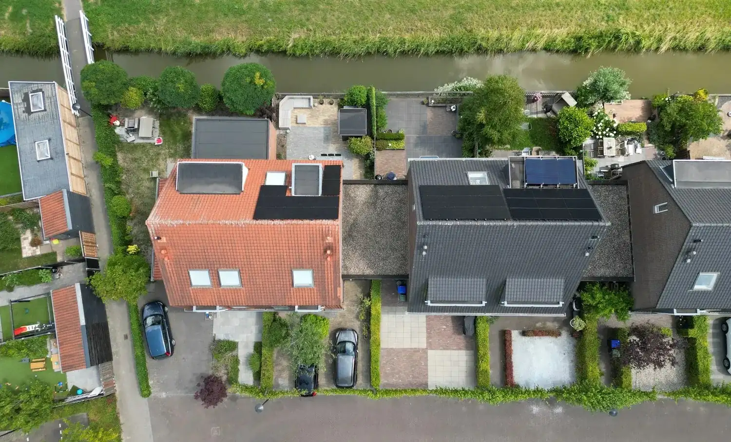 Woonwijk van bovenaf met zonnepanelen op de daken