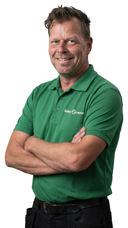 Monteur van Solar Green met de armen over elkaar