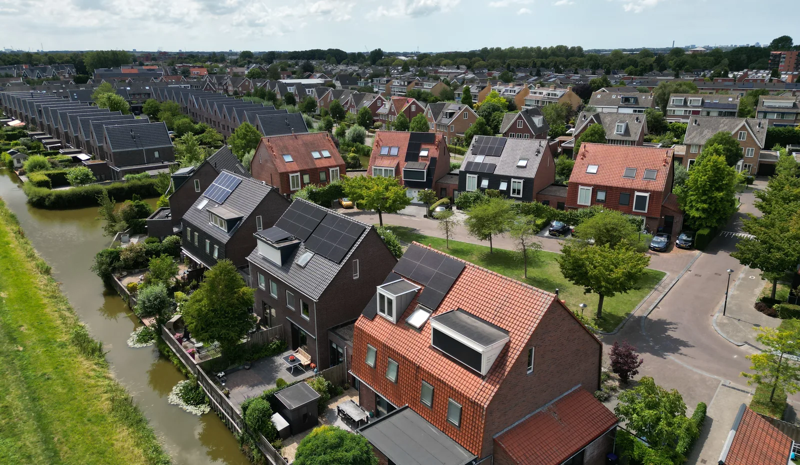 Woonwijk met zonnepanelen op de daken, van bovenaf