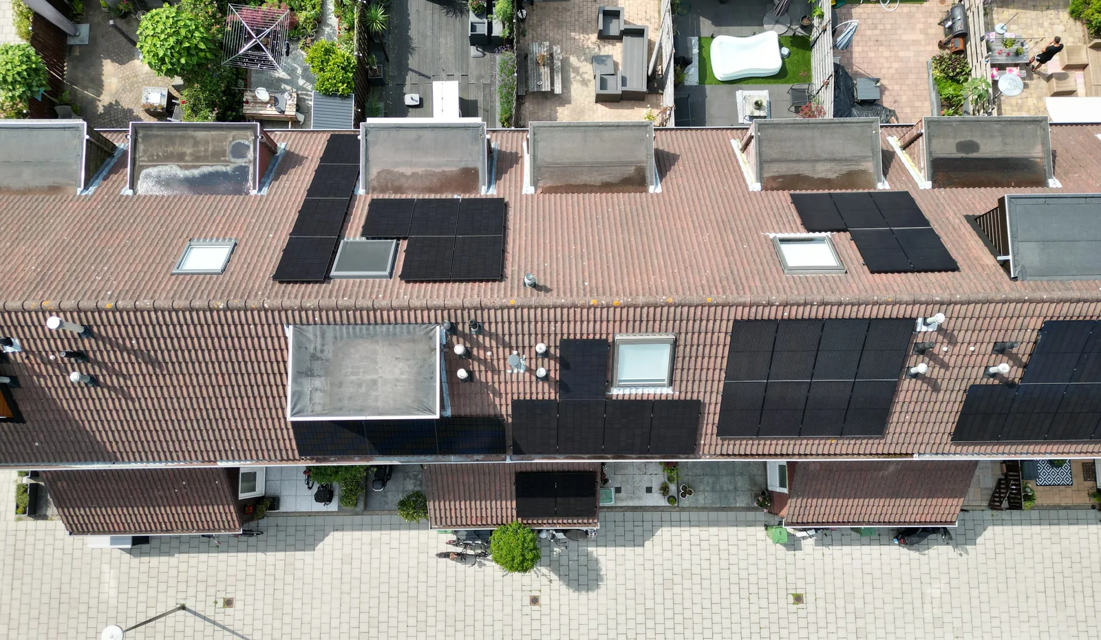 Rij woningen met zonnepanelen op de daken, recht van bovenaf