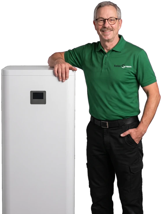 Monteur van Solar Green naast de binnenunit van een warmtepomp