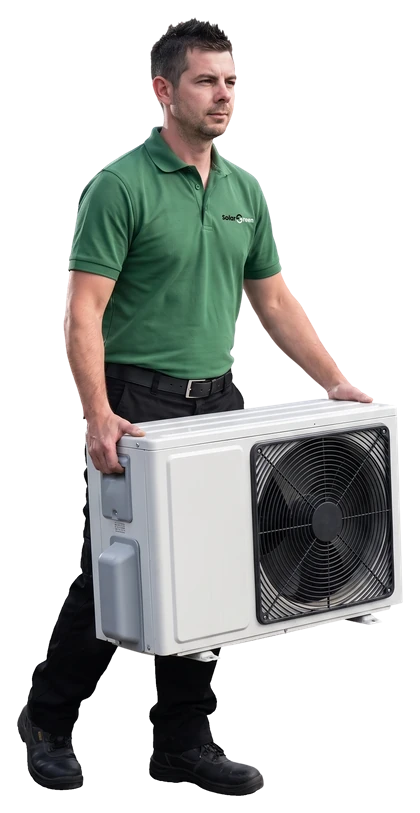 Monteur van Solar Green draagt een airco-buitenunit