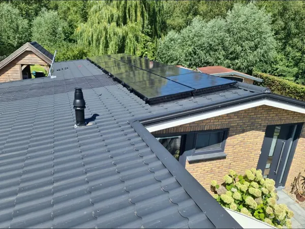 Zonnepanelen op het platte dak van een aanbouw