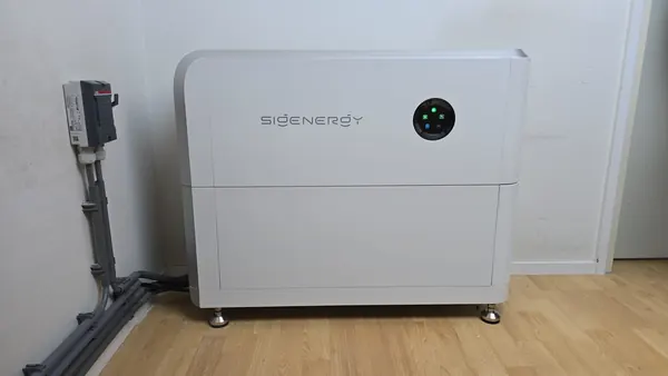 Sigenergy-thuisbatterij in een woonkamerhoek