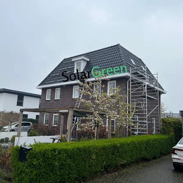 Vrijstaande woning met een steiger langs de gevel