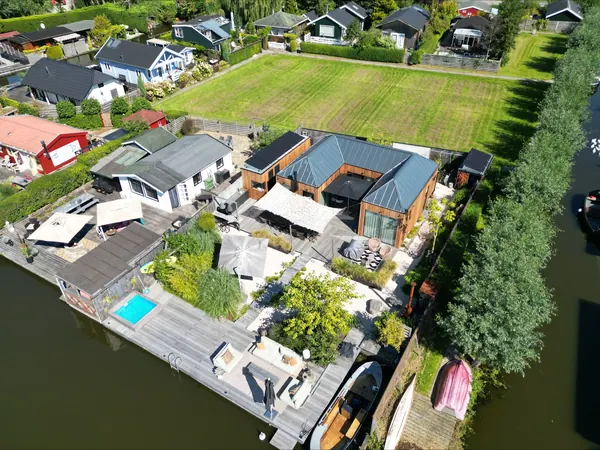 Woning met tuin aan het water, van bovenaf
