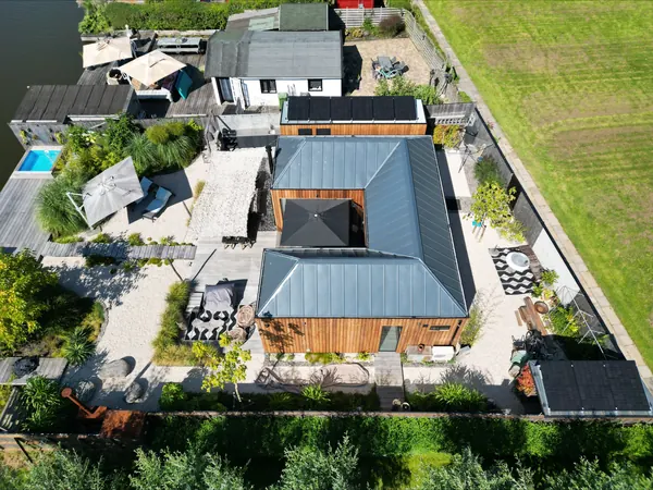 Woning met tuin en zonnepanelen op het dak van de schuur, van bovenaf