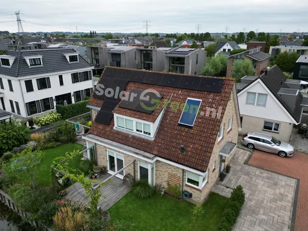 Woning met zonnepanelen en een dakraam, van bovenaf
