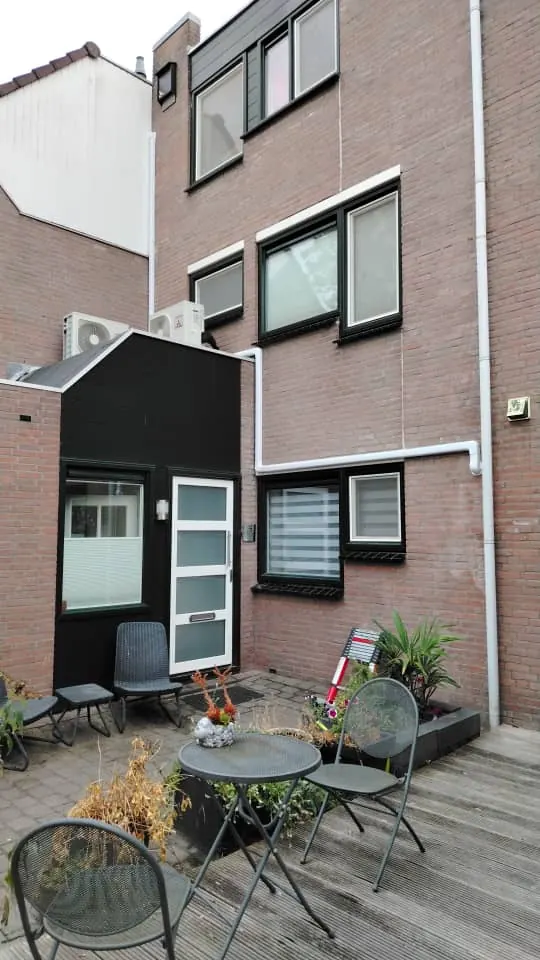 Achtergevel met twee airco-buitenunits aan de muur