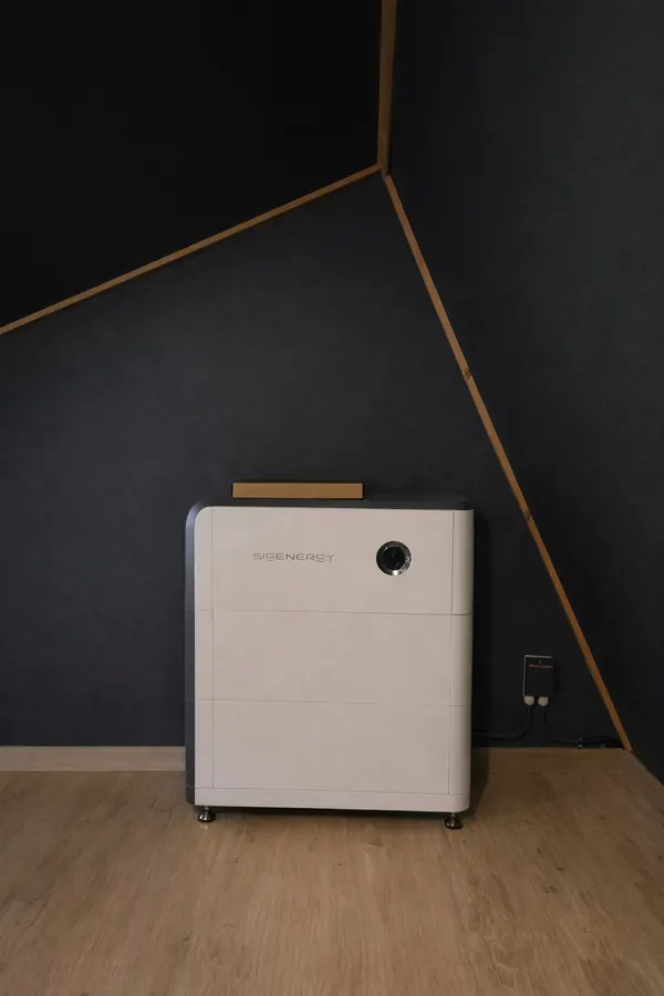 Sigenergy-thuisbatterij voor een donkere wand
