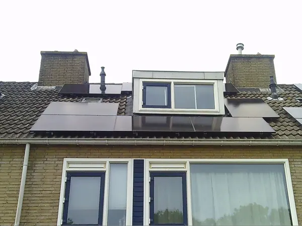 Zonnepanelen aan weerszijden van een dakkapel op een pannendak