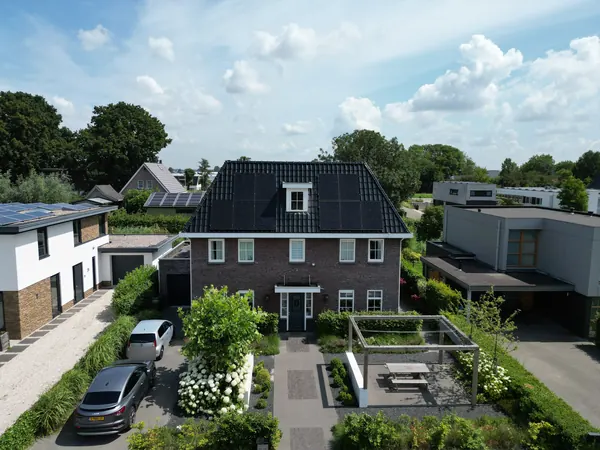 Vrijstaande woning met zonnepanelen op het zwarte pannendak