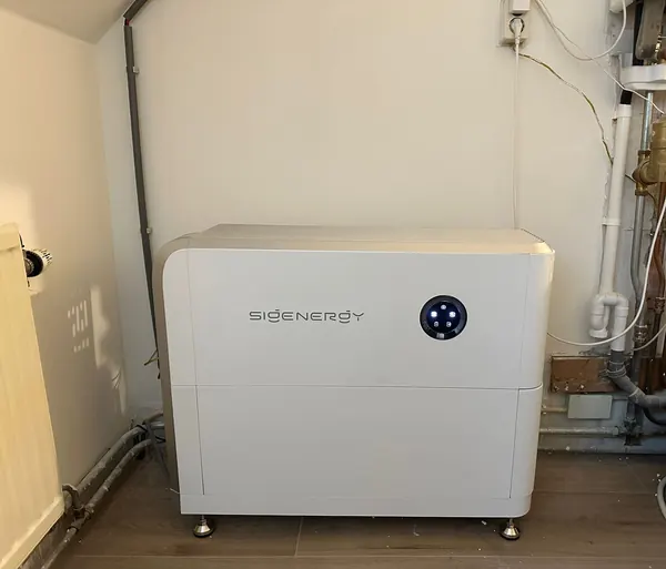 Sigenergy-thuisbatterij in een bijkeuken