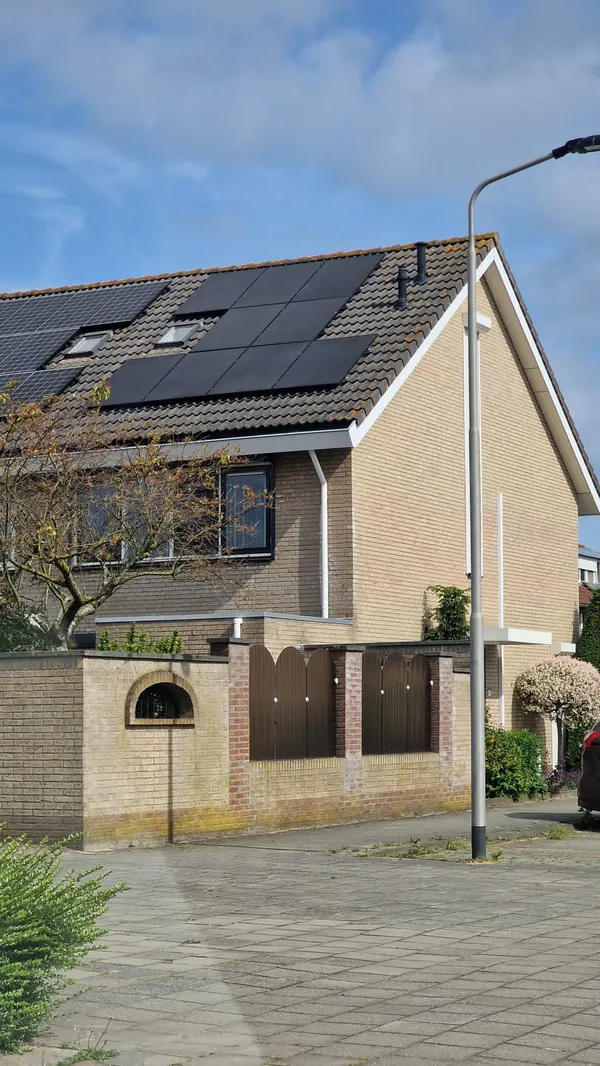 Hoekwoning met zonnepanelen op het dak