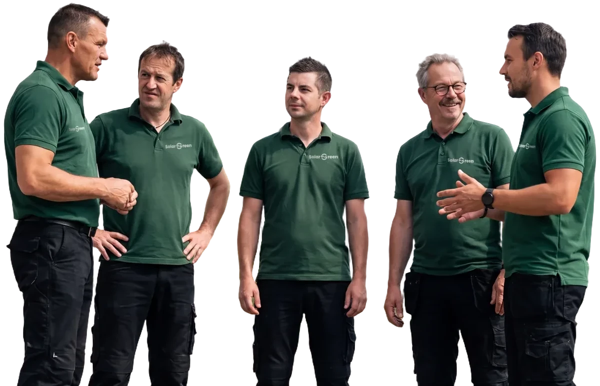 Het team van Solar Green in bedrijfspolo met het Solar Green-logo op de borst