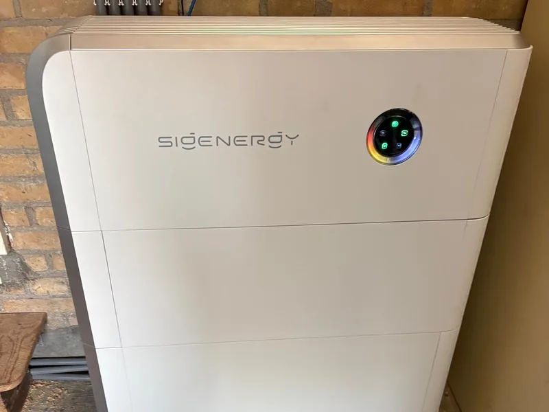 Sigenergy-thuisbatterij tegen een bakstenen muur, van dichtbij