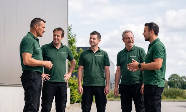 Het team van Solar Green in bedrijfspolo met het Solar Green-logo op de borst, voor het bedrijfspand