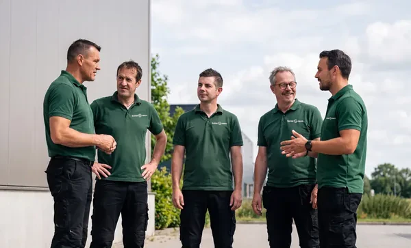 Het team van Solar Green in bedrijfspolo met het Solar Green-logo op de borst, voor het bedrijfspand