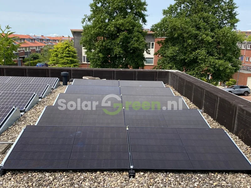 Zonnepanelen op een plat grinddak met een borstwering