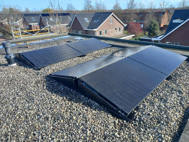 Zonnepanelen op oost-west-frames op een grinddak