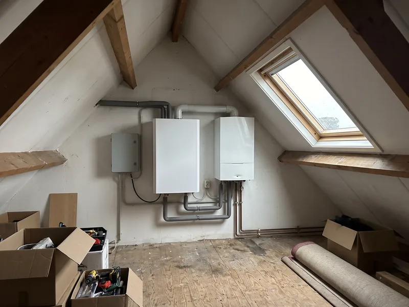 Hybride warmtepompmodule naast een cv-ketel op zolder